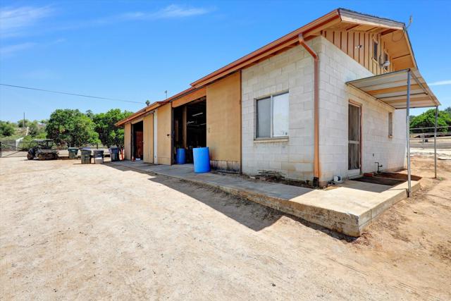 29481 Miller Road, Valley Center CA: https://media.crmls.org/mediaz/0fd3b270-b512-4d1c-bd92-0215896a7c09.jpg