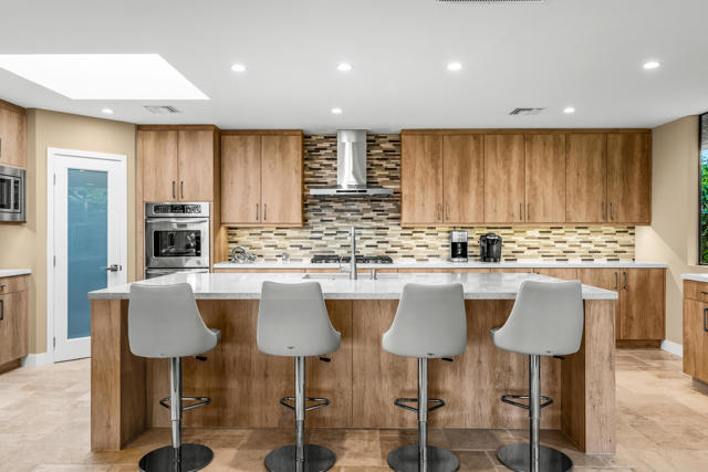 132 Columbia Drive, Rancho Mirage CA: https://media.crmls.org/mediaz/0fd46148-23e9-44e4-995f-cef706dbf3b0.jpg