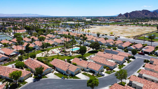 43870 Via Granada, Palm Desert CA: https://media.crmls.org/mediaz/0fd4ec76-edc6-443f-9818-d9b048754da5.jpg