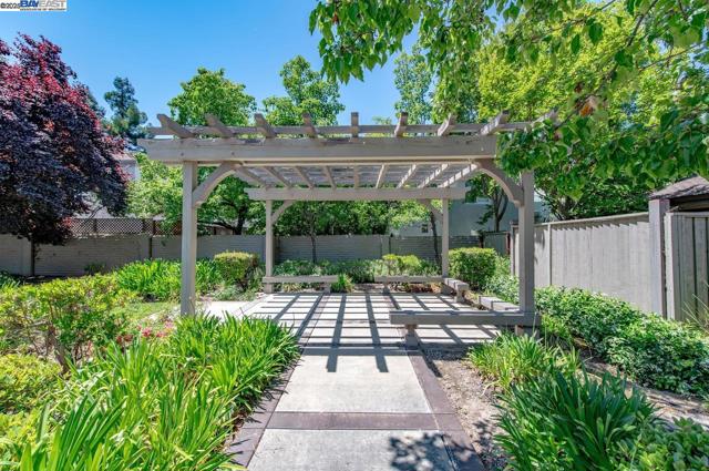 243 Rachael Pl, Pleasanton CA: https://media.crmls.org/mediaz/0fd60527-1d6d-4aca-b28a-928038dcd951.jpg