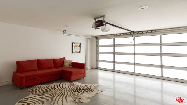 2500 Carman Crest Drive, Los Angeles CA: https://media.crmls.org/mediaz/0fd72826-5c6e-4cd6-9171-b195838d82b0.jpg