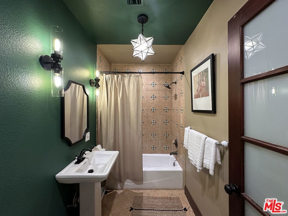https://media.crmls.org/mediaz/0fd893e1-e9cb-47ff-ac8a-af1fd75f53fd.jpg?preset=X-Large