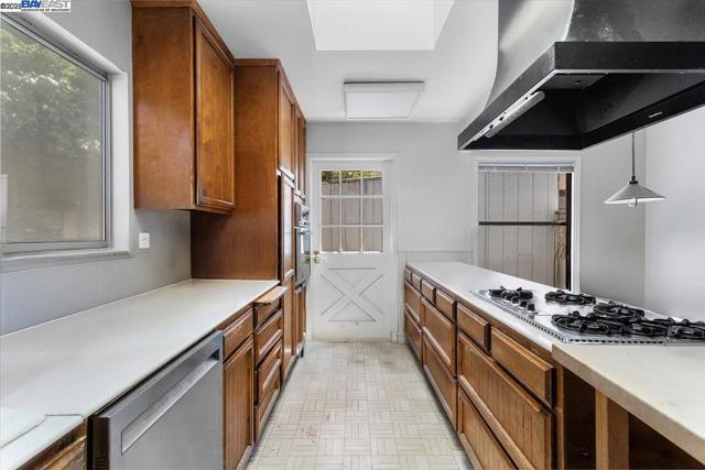 543 Grizzly Peak Blvd, Berkeley CA: https://media.crmls.org/mediaz/0fd8e33f-78f3-476c-b35e-e369df3c7e2d.jpg