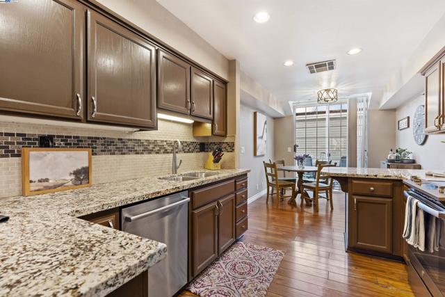 5409 Cameo Ct, Pleasanton CA: https://media.crmls.org/mediaz/0fd8f6b5-b0c7-4921-abc9-80d5e3735a8c.jpg