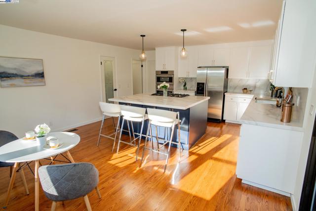 4732 Mira Vista Drive, Castro Valley CA: https://media.crmls.org/mediaz/0fd93cf2-1558-4650-8719-d10c3655aaf2.jpg