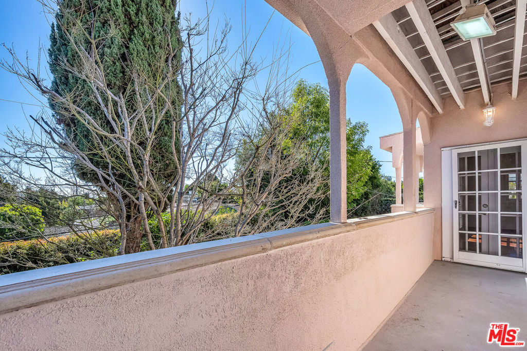 https://media.crmls.org/mediaz/0fd9ef4a-846b-46db-8b61-08aeed9347f1.jpg?preset=X-Large