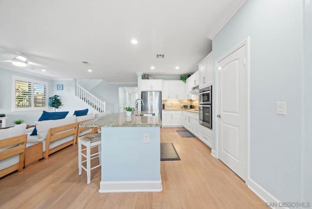 542 Adobe Estates Dr, Vista CA: https://media.crmls.org/mediaz/0fda06f2-4a0d-49d9-8660-120334be2077.jpg