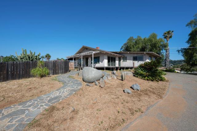 2231 Oak Hill Dr, Escondido CA: https://media.crmls.org/mediaz/0fda33eb-e267-431f-8514-a822feda05b9.jpg