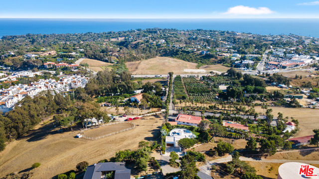6375 Gayton Place, Malibu CA: https://media.crmls.org/mediaz/0fda705f-a66f-47a1-a709-066dda4cbe6f.jpg
