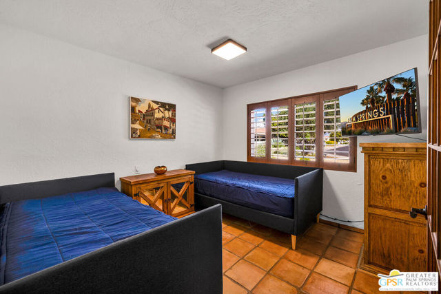 525 W Sunshine Circle, Palm Springs, CA 92264