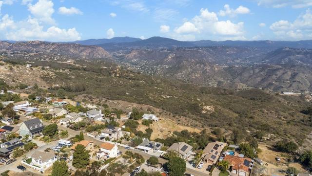 2216 Crest Dr, El Cajon CA: https://media.crmls.org/mediaz/0fde3457-f34f-46b9-898d-6d1e58eda87f.jpg