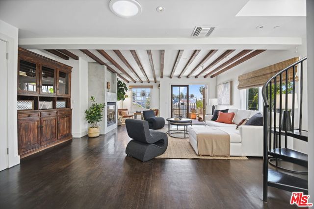 1210 Cabrillo Avenue, Venice CA: https://media.crmls.org/mediaz/0fdef727-bf52-433f-89f3-07f73d13a1b7.jpg
