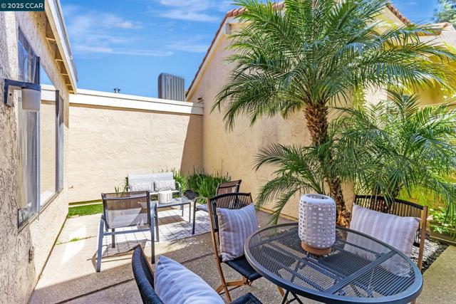102 Northcreek Cir, Walnut Creek CA: https://media.crmls.org/mediaz/0fdfbe44-fe9d-4d3d-8e81-37d25171c95b.jpg