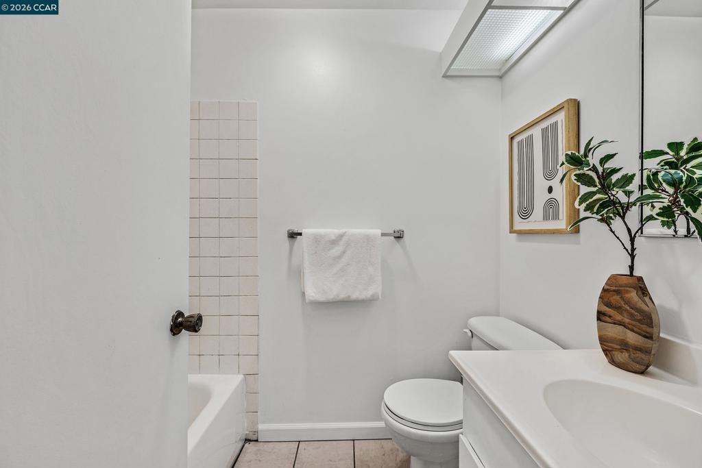 https://media.crmls.org/mediaz/0fe0527f-a17d-451b-be78-a0fc03455a0a.jpg?preset=X-Large