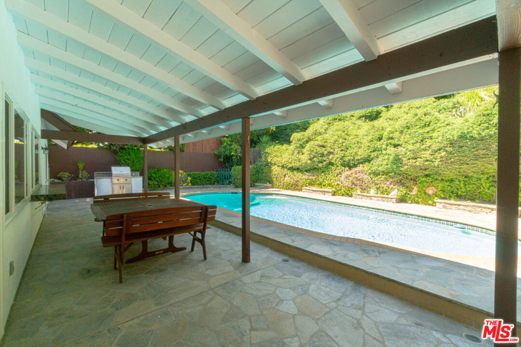 https://media.crmls.org/mediaz/0fe09fb4-8508-4282-8b0f-3e688bf32c4b.jpg?preset=X-Large