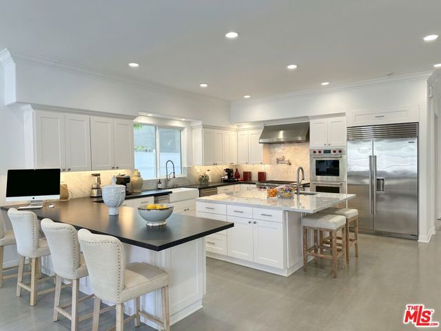 723 10th Street, Santa Monica CA: https://media.crmls.org/mediaz/0fe0df6c-ee0b-452c-8b0d-4d2598ba7508.jpg