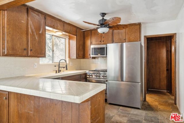 286 S Fairway Drive, Lake Arrowhead CA: https://media.crmls.org/mediaz/0fe2c5a4-89a8-4a8d-abb2-037ff150169d.jpg