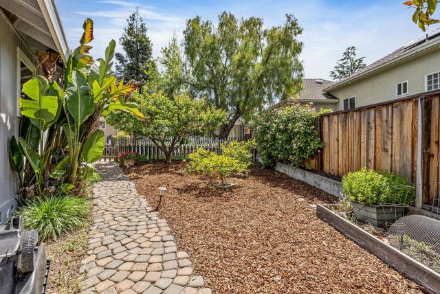 105 Louise Circle, Hollister CA: https://media.crmls.org/mediaz/0fe38c10-9593-4520-b975-6ffc2dfea1e0.jpg