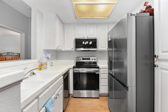 Detail Gallery Image 4 of 24 For 2050 Camino De La Reina #203,  San Diego,  CA 92108 - 2 Beds | 2 Baths