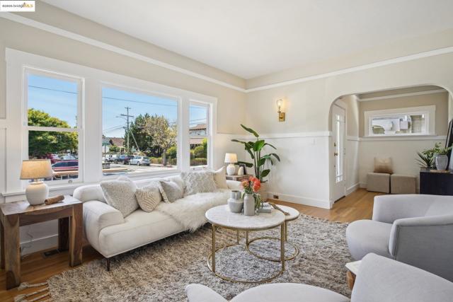 320 Forest St, Oakland CA: https://media.crmls.org/mediaz/0fe3cb48-9669-45fd-ad6a-da2feaae8e7b.jpg