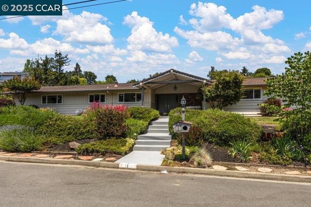 1 Aspinwall Ct, Orinda CA: https://media.crmls.org/mediaz/0fe4ca3e-896a-4198-97d6-5af1b0769bc0.jpg