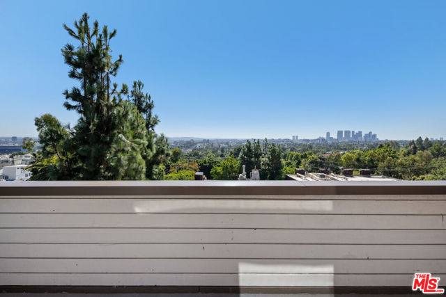 1033 Carol Drive, West Hollywood CA: https://media.crmls.org/mediaz/0fe52a62-9f49-4064-bb0e-2a8c4438c9ab.jpg