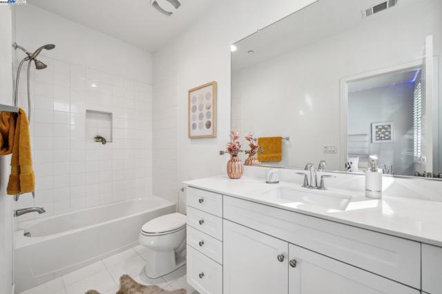 2110 Clement Ave, Alameda CA: https://media.crmls.org/mediaz/0fe55d53-2c8b-4d48-a8d8-2ef6cf570570.jpg