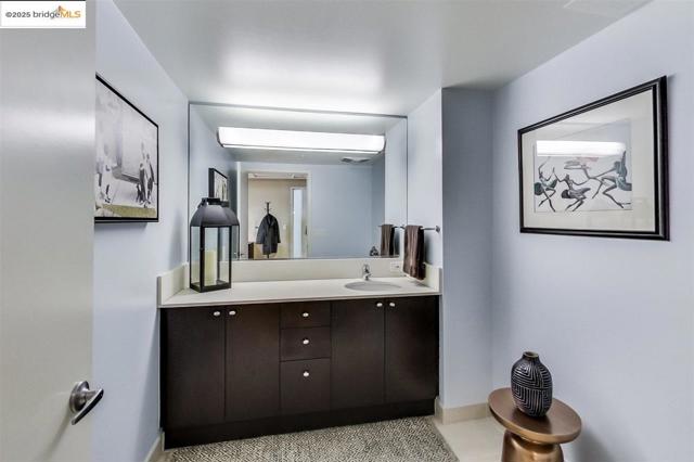 311 Oak St, Oakland CA: https://media.crmls.org/mediaz/0fe5e5dc-56a3-4e50-945c-165b410ced47.jpg