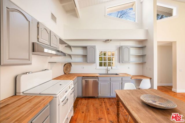 2457 Liberty Lane, Topanga CA: https://media.crmls.org/mediaz/0fe632b5-5ac5-4e04-ac8c-447498fb1969.jpg