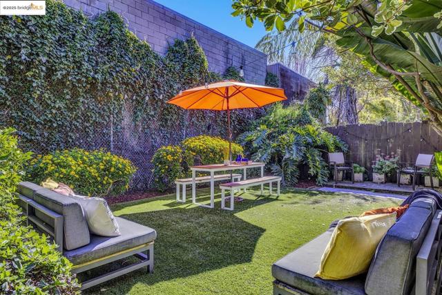 2327 10Th St, Berkeley CA: https://media.crmls.org/mediaz/0fe6cce8-26f8-422b-abd4-fb8eb385b928.jpg