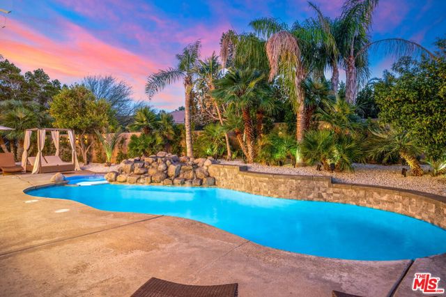1083 E Circulo San Sorrento Road, Palm Springs CA: https://media.crmls.org/mediaz/0fe77820-e280-41aa-acd4-88b9592d5905.jpg