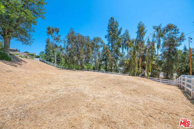 24884 Jim Bridger Road, Hidden Hills CA: https://media.crmls.org/mediaz/0fe7b68b-70e5-44e5-977b-28956672c369.jpg