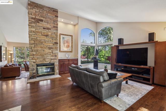1037 Silverhill Dr, Lafayette CA: https://media.crmls.org/mediaz/0fe8213d-8de2-49a0-b1d8-be731e62035e.jpg