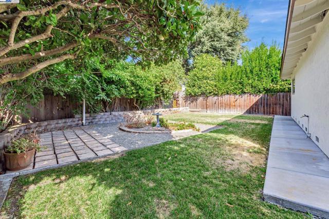6976 Allegheny Dr, Dublin CA: https://media.crmls.org/mediaz/0fe8386c-d048-48dc-84c4-0184b2b0b851.jpg