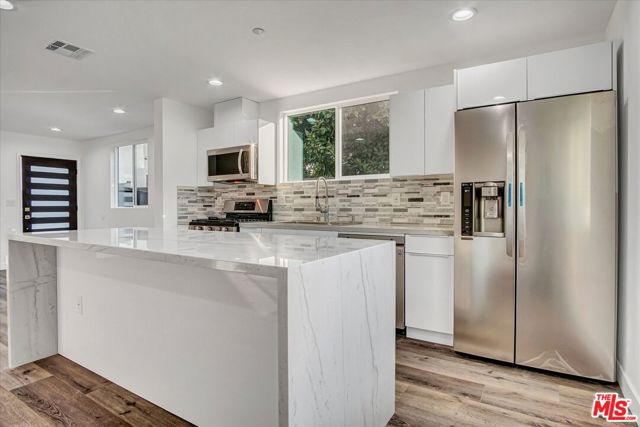 2419 S Cochran Avenue, Los Angeles CA: https://media.crmls.org/mediaz/0fe86e84-d86d-4fbf-b16b-8a75892239ed.jpg