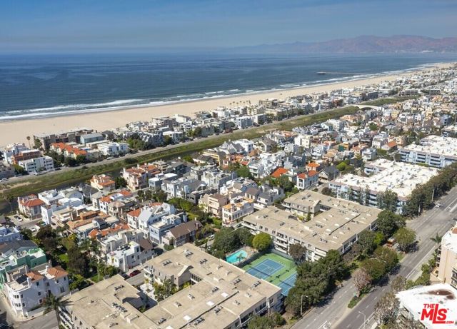 306 BORA BORA Way, Marina del Rey CA: https://media.crmls.org/mediaz/0fe873c8-2950-4447-9b1c-5309ae033623.jpg