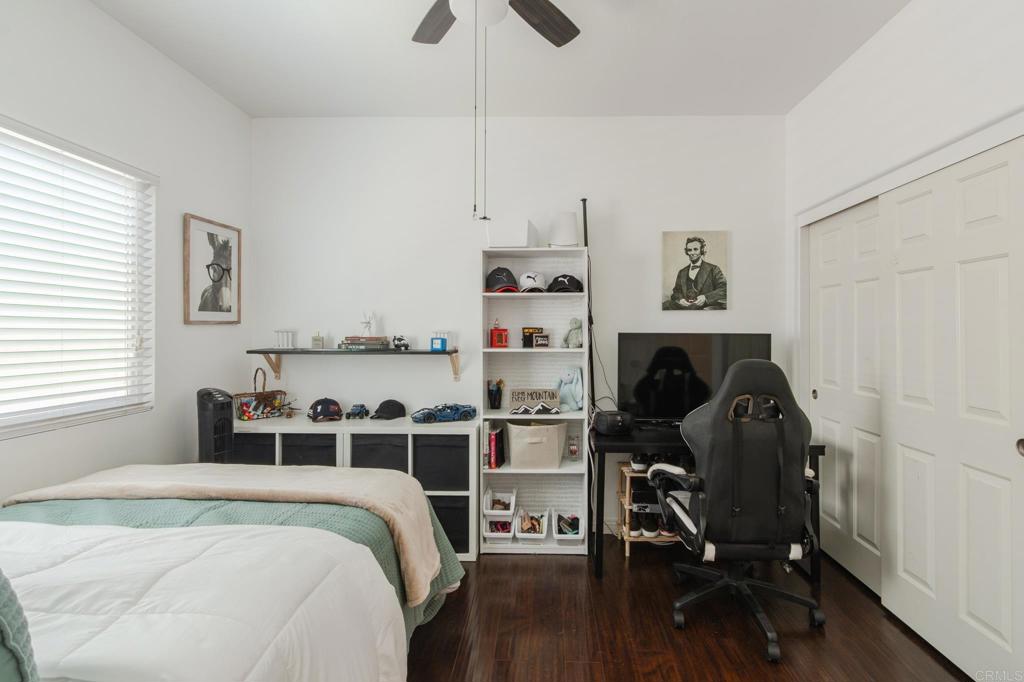 https://media.crmls.org/mediaz/0fe87ef3-3695-47d9-9c2f-5c866f85c2b9.jpg?preset=X-Large