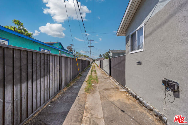 1286 W 39th Place, Los Angeles CA: https://media.crmls.org/mediaz/0fe9d9f7-b6d9-432f-9fc9-678684cf2ed8.jpg
