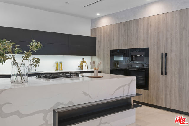 428 N La Jolla Avenue, Los Angeles CA: https://media.crmls.org/mediaz/0feab03b-4838-4d99-9baa-50421b646469.jpg