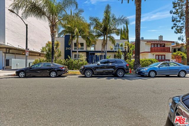 210 S Hamilton Drive, Beverly Hills CA: https://media.crmls.org/mediaz/0feaed69-2aa9-4c84-b069-82b6321780c3.jpg