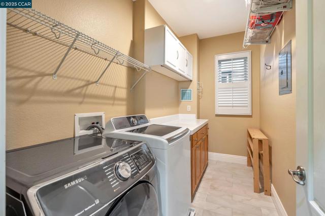 2036 Serra Ln, Hercules CA: https://media.crmls.org/mediaz/0feb3d18-b4b8-4a68-9591-7a1090a403e7.jpg