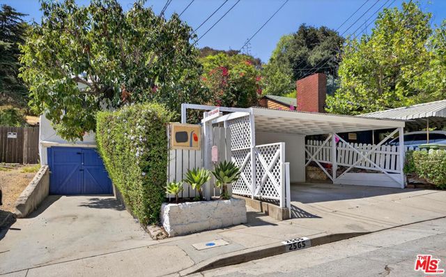 2565 Glen Green Street, Los Angeles CA: https://media.crmls.org/mediaz/0febdd47-d4d8-45ed-bd12-02a4f9787549.jpg