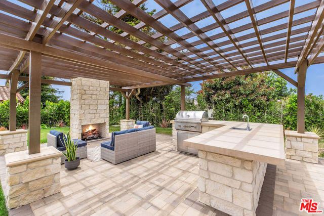 6888 Alta Vista Drive, Rancho Palos Verdes CA: https://media.crmls.org/mediaz/0fec296c-3f2d-459e-b5d6-afa1d927b75e.jpg