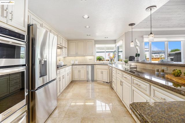 737 Willow Lake Rd, Discovery Bay CA: https://media.crmls.org/mediaz/0fec36f0-53af-4fcc-9fe7-77bbf9ab6bf5.jpg