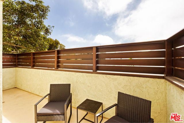 2310 11th Street, Santa Monica CA: https://media.crmls.org/mediaz/0fec7508-744f-4104-a107-7e2c996a855c.jpg