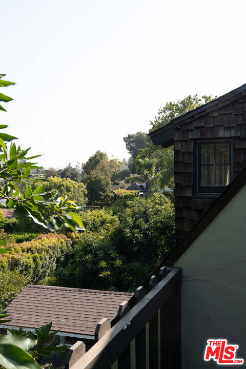3756 Effingham Place, Los Angeles CA: https://media.crmls.org/mediaz/0fecddec-179a-4d9c-8a93-67330a4149c9.jpg