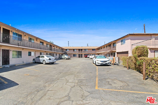 5503 Maywood Avenue, Maywood CA: https://media.crmls.org/mediaz/0fed3ea6-c679-4333-90b0-eaa9c1bb0c7b.jpg