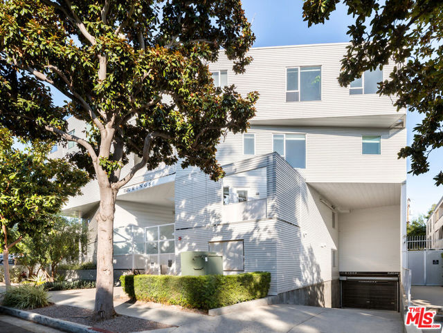 1030 N Kings Road, West Hollywood CA: https://media.crmls.org/mediaz/0fedb4d5-e27c-43fa-9ed6-ebbd00af66bb.jpg