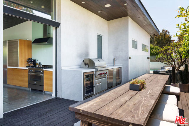 2501 Walnut Avenue, Venice CA: https://media.crmls.org/mediaz/0fedb857-4a57-47af-959b-4a1214fa0a82.jpg