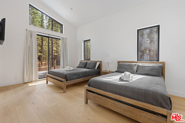 42421 Evergreen Drive, Big Bear CA: https://media.crmls.org/mediaz/0fede348-465e-4120-a24d-c8f6e9c36e04.jpg